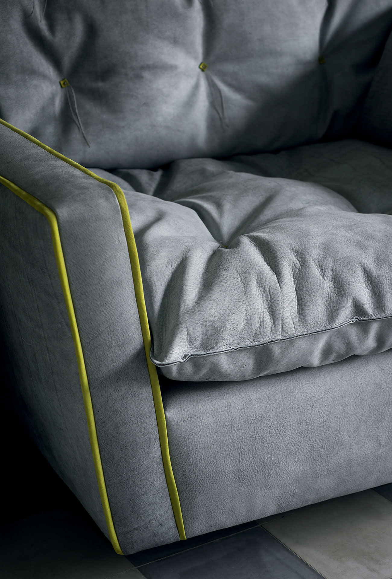 Light Gray Modern Swivel Armchair with Tufted Cushion & Decorative Stitching