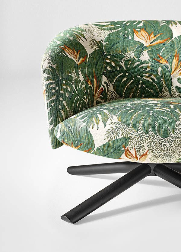 Curved Upholstered Swivel Armchair Linen Fabric Modern Comfortable Accent Chair