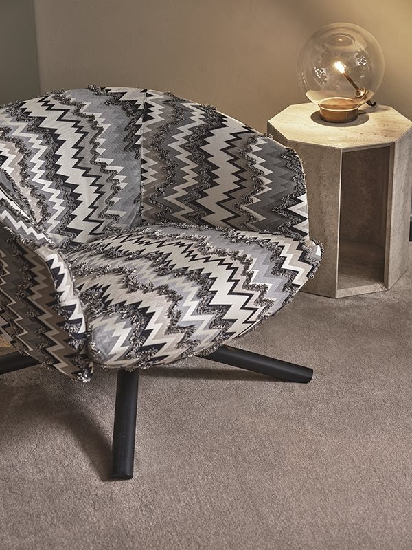 Curved Upholstered Swivel Armchair Linen Fabric Modern Comfortable Accent Chair