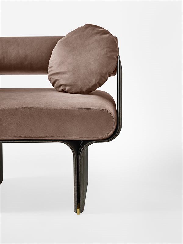 Elegant Lounge Armchair Curved Ash Wood Structure and Polished Brass