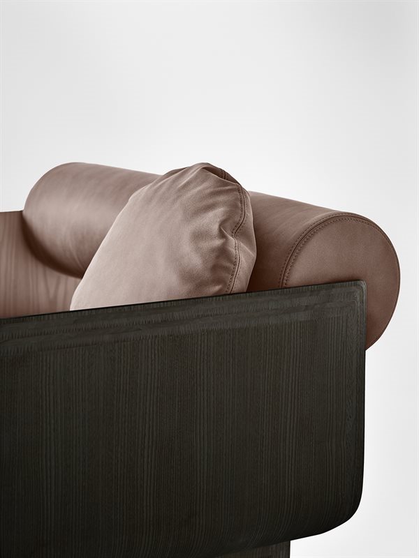 Elegant Lounge Armchair Curved Ash Wood Structure and Polished Brass