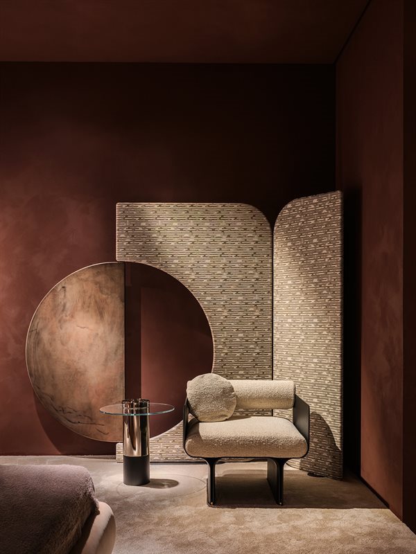 Elegant Lounge Armchair Curved Ash Wood Structure and Polished Brass