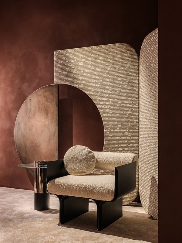 Elegant Lounge Armchair Curved Ash Wood Structure and Polished Brass