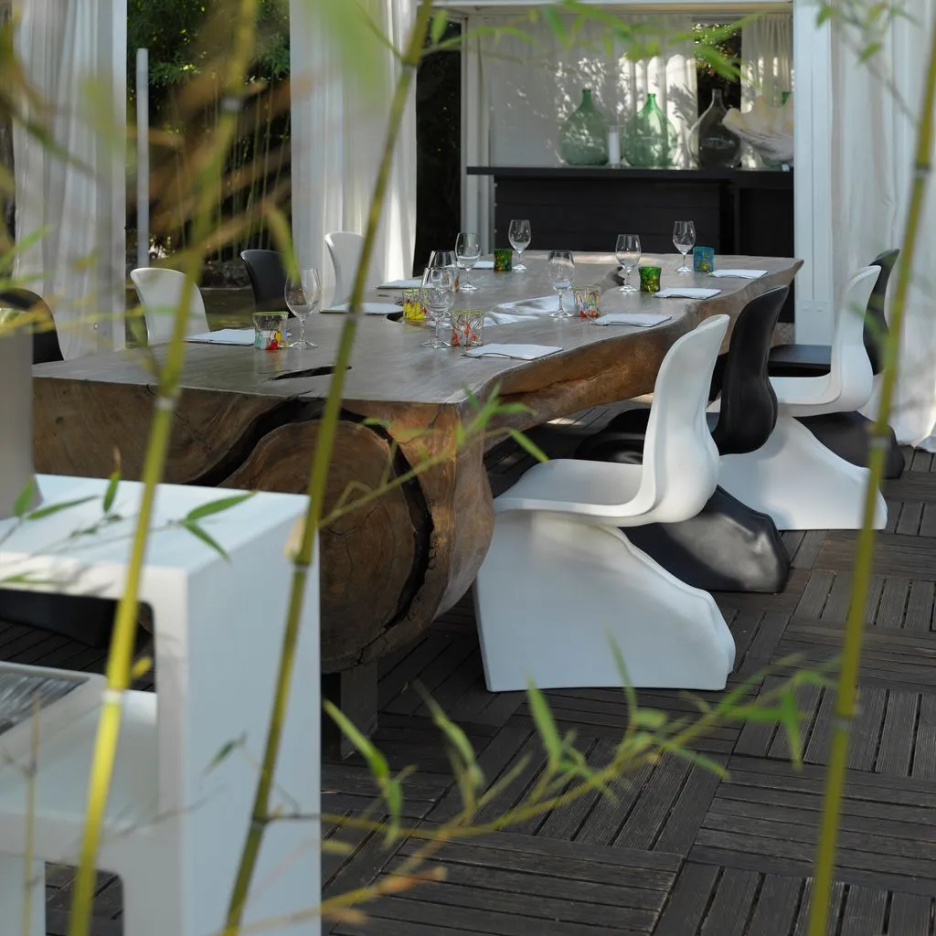 White Glossy Fiberglass Modern Accent Seating